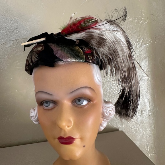OUTSTANDING 1950's BLACK FELT PILLBOX - VELVETY LEAVES, VEILING & LARGE FEATHER - Picture 2 of 14